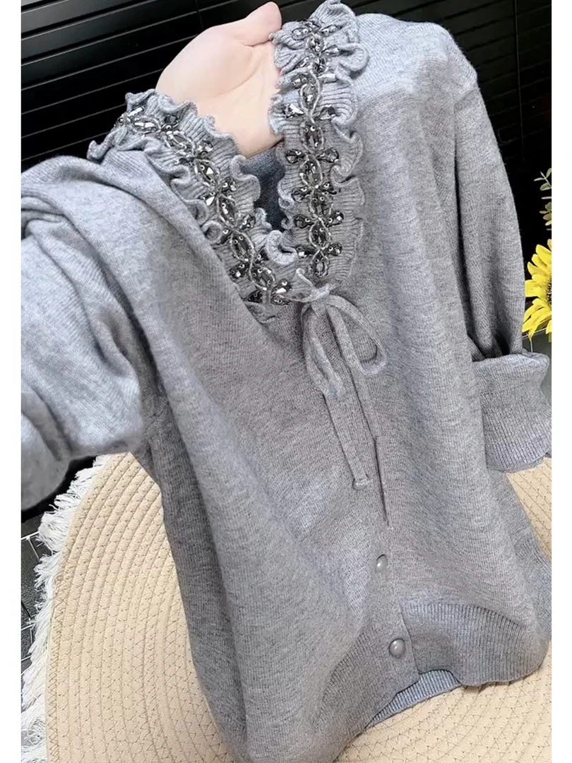 【现货】木耳边镶钻V领灰色针织衫女2025秋冬慵懒风减龄开衫毛衣