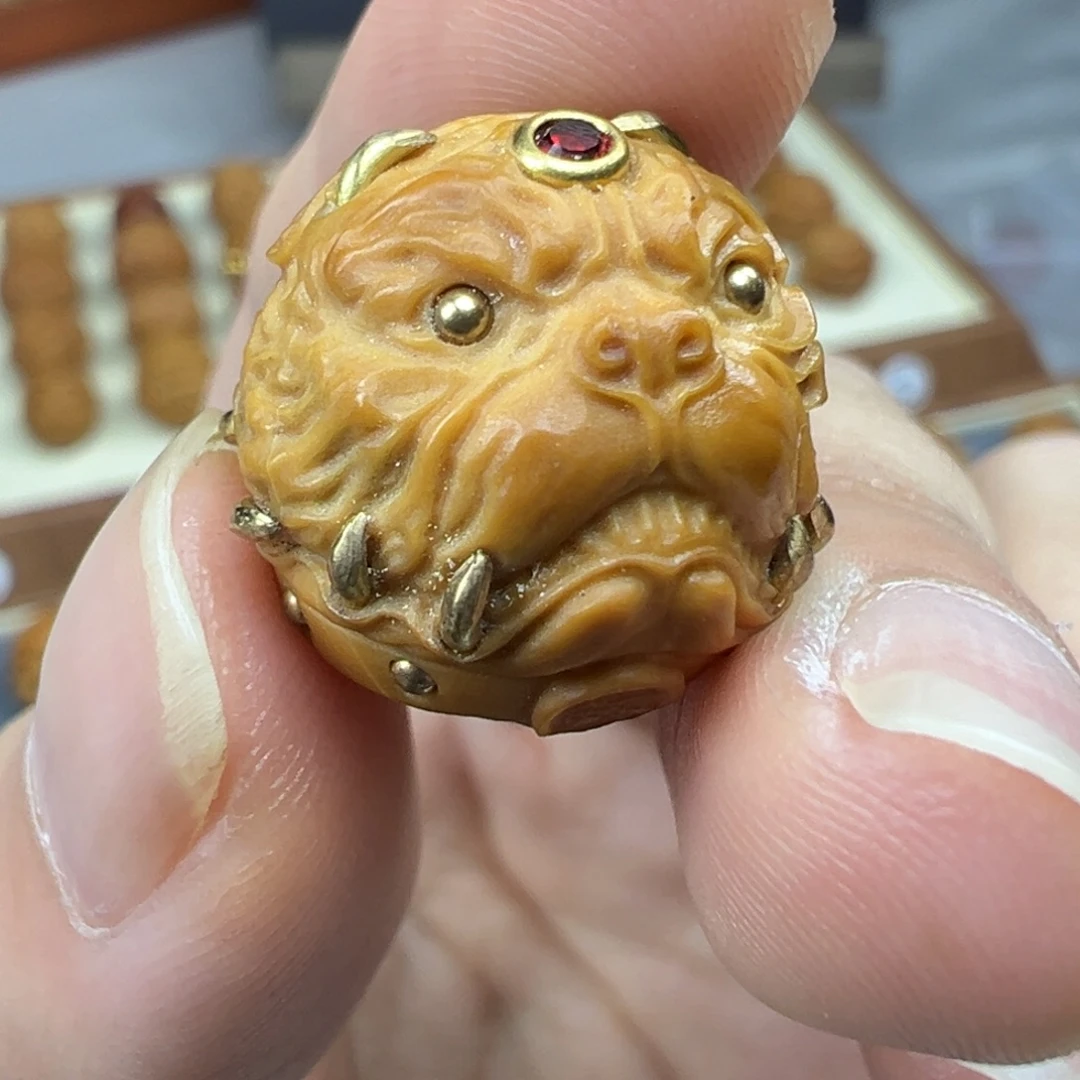 吊坠猴头核桃重工狗王。红色