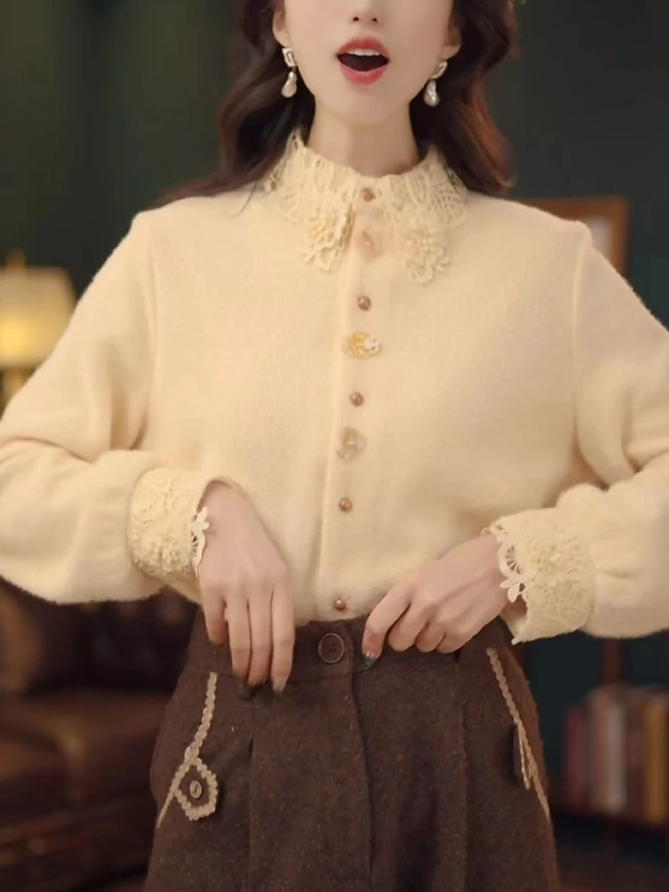 3890复古重工花朵镂空翻领衬衫女2025冬季新款时尚单排扣打底上衣