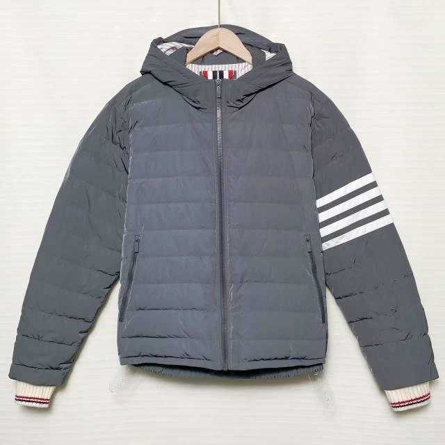 95新 THOMBROWNE 时尚 雪银灰 羽绒服/4码/XG-Y26628