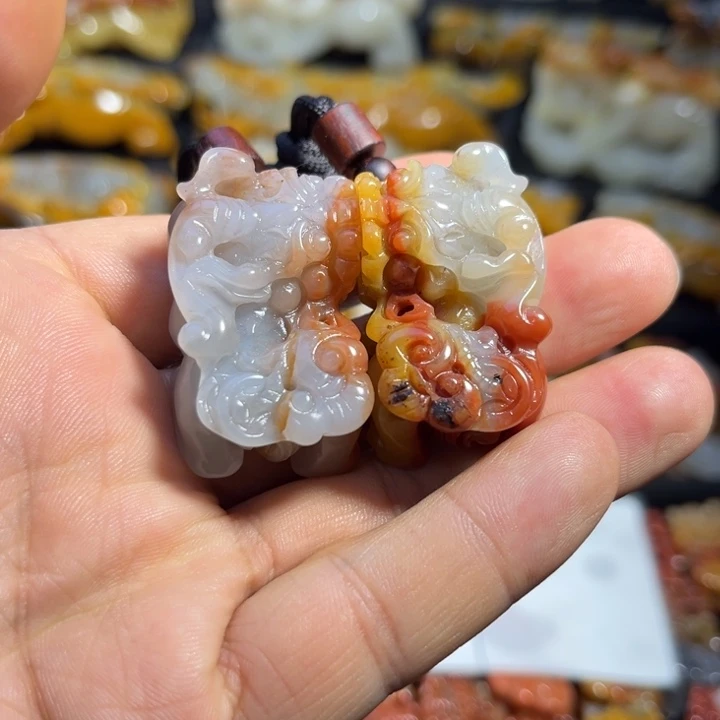 石英质玉（黄龙玉）未镶嵌颈饰