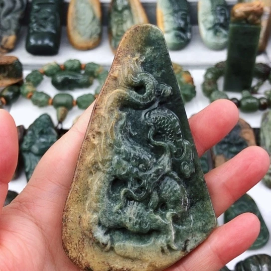 未镶嵌岫岩河磨玉（透闪石质玉）把件