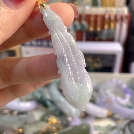 翡翠未镶嵌颈饰羽毛吊坠