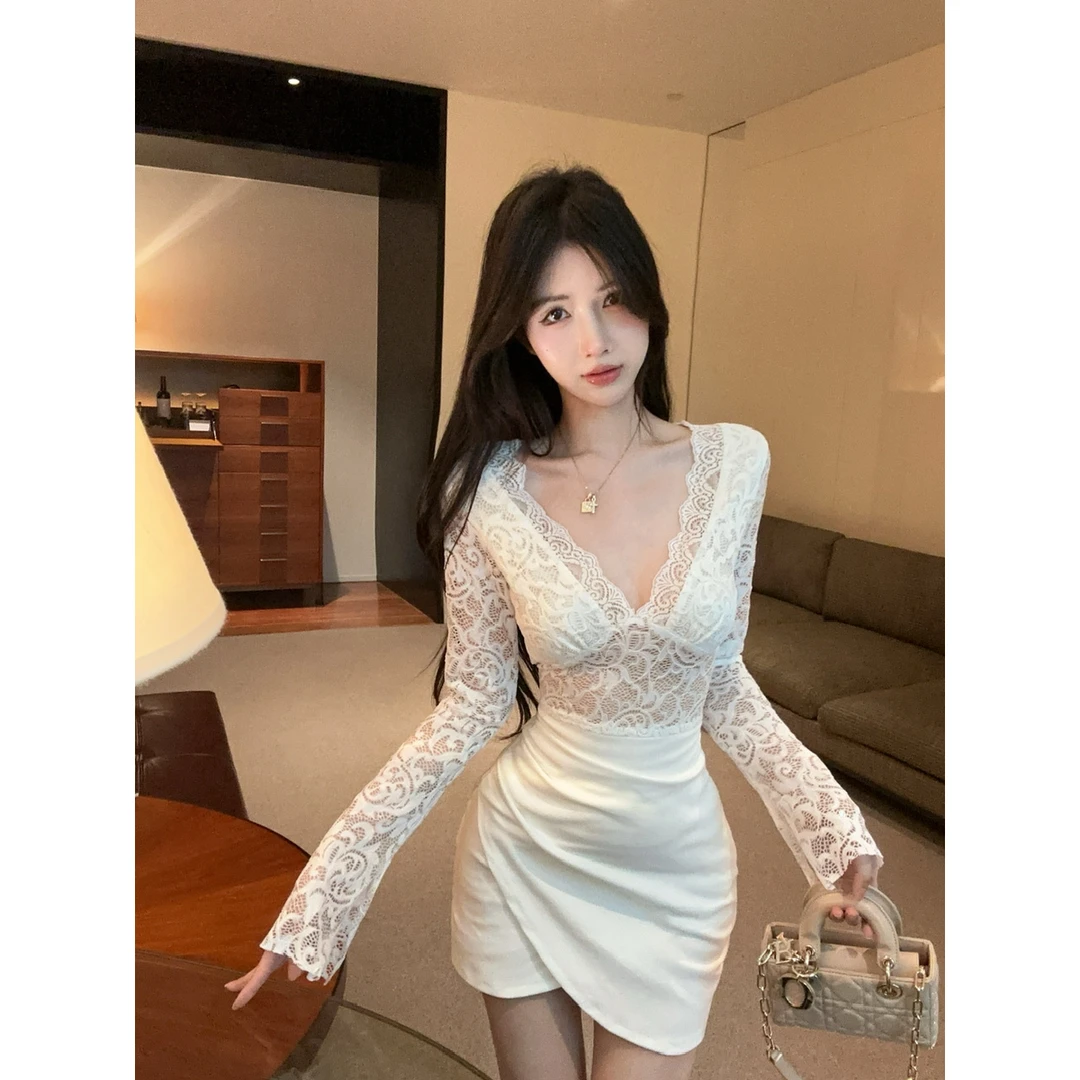 纯欲辣妹性感蕾丝拼接v领长袖连衣裙设计感包臀裙痞帅炸街风女装