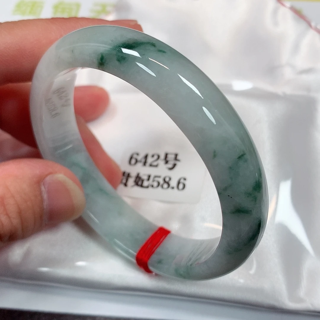 【闪购商品】未镶嵌手镯（贵妃镯）翡翠642号