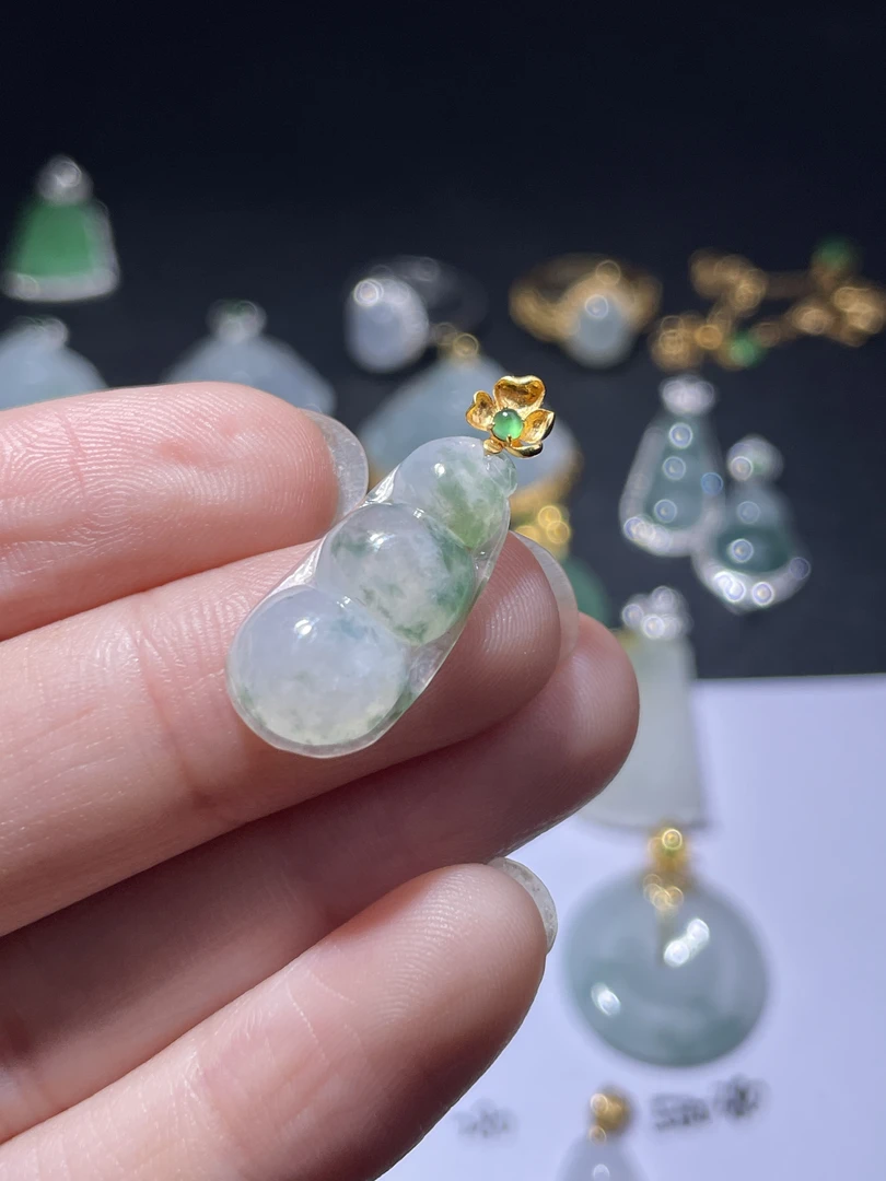 18k金天然a货翡翠吊坠豆子尺寸26.2×10.5×4.3