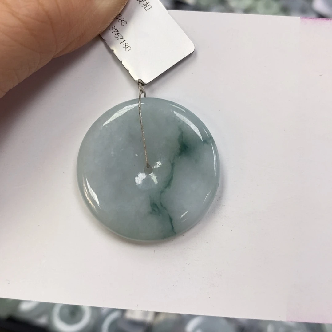 翡翠颈饰未镶嵌平安扣