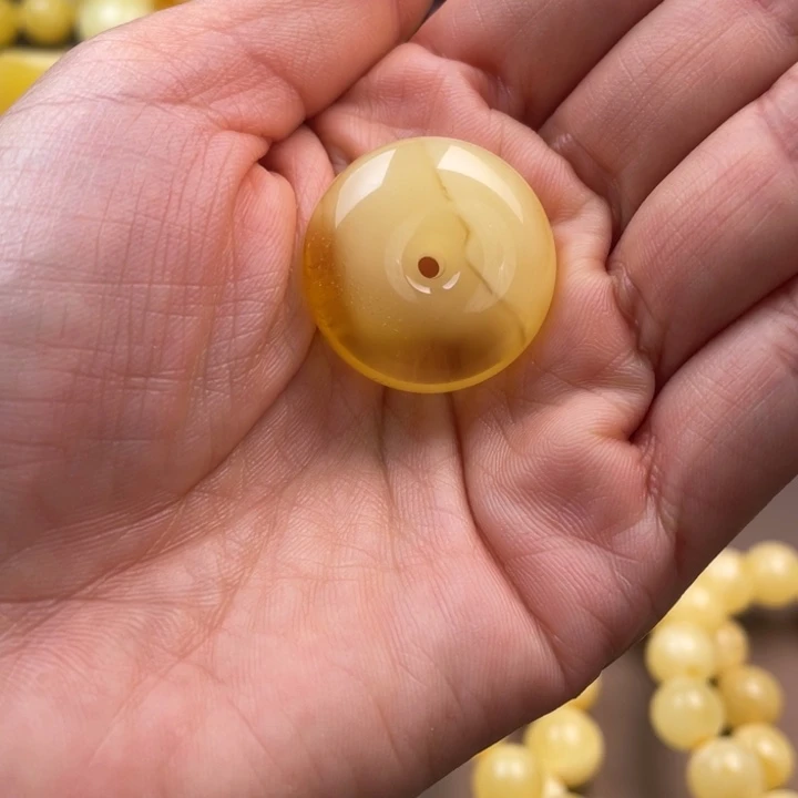 琥珀未镶嵌颈饰蜜蜡