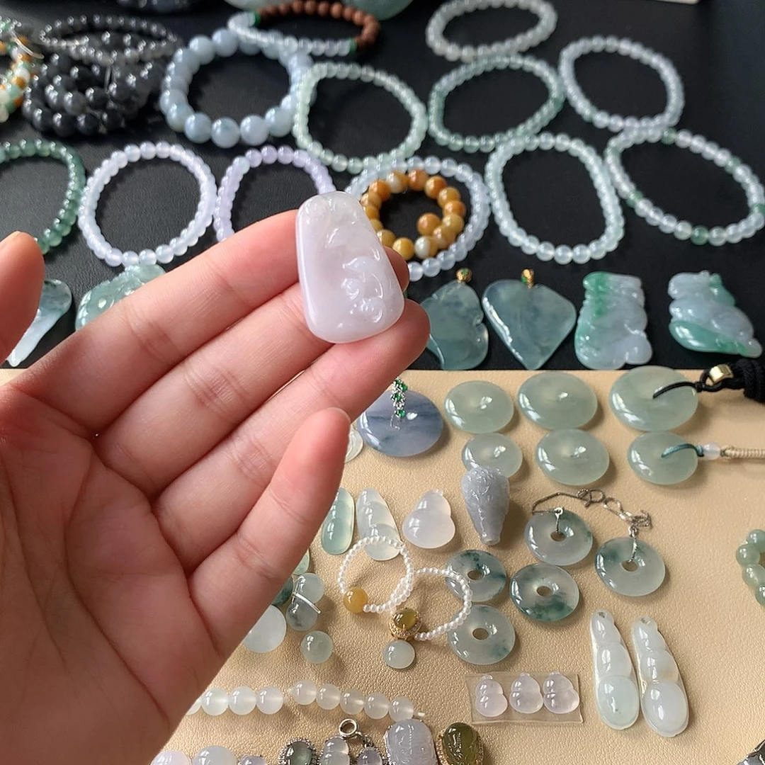 翡翠未镶嵌颈饰海豚