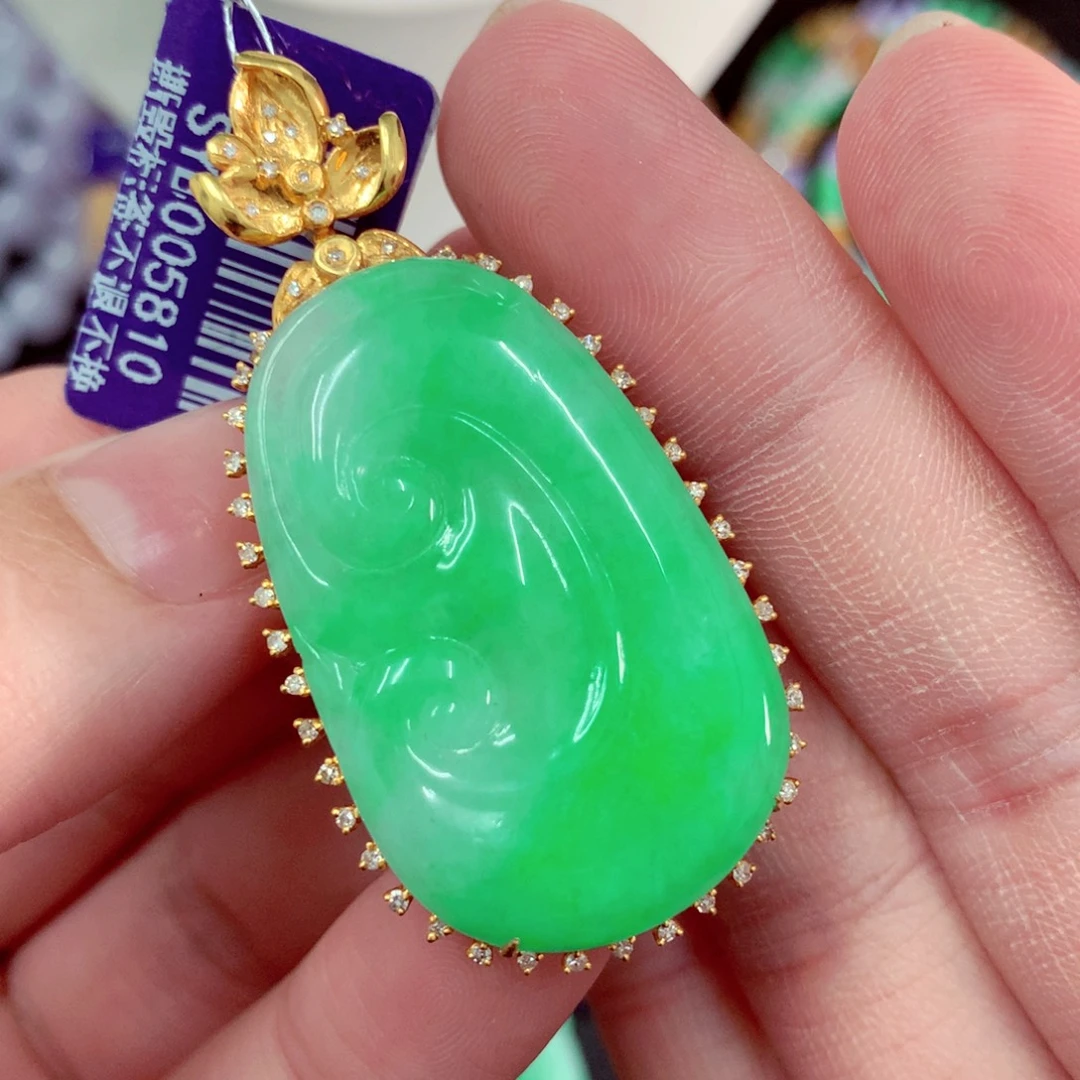 颈饰18K金镶嵌翡翠