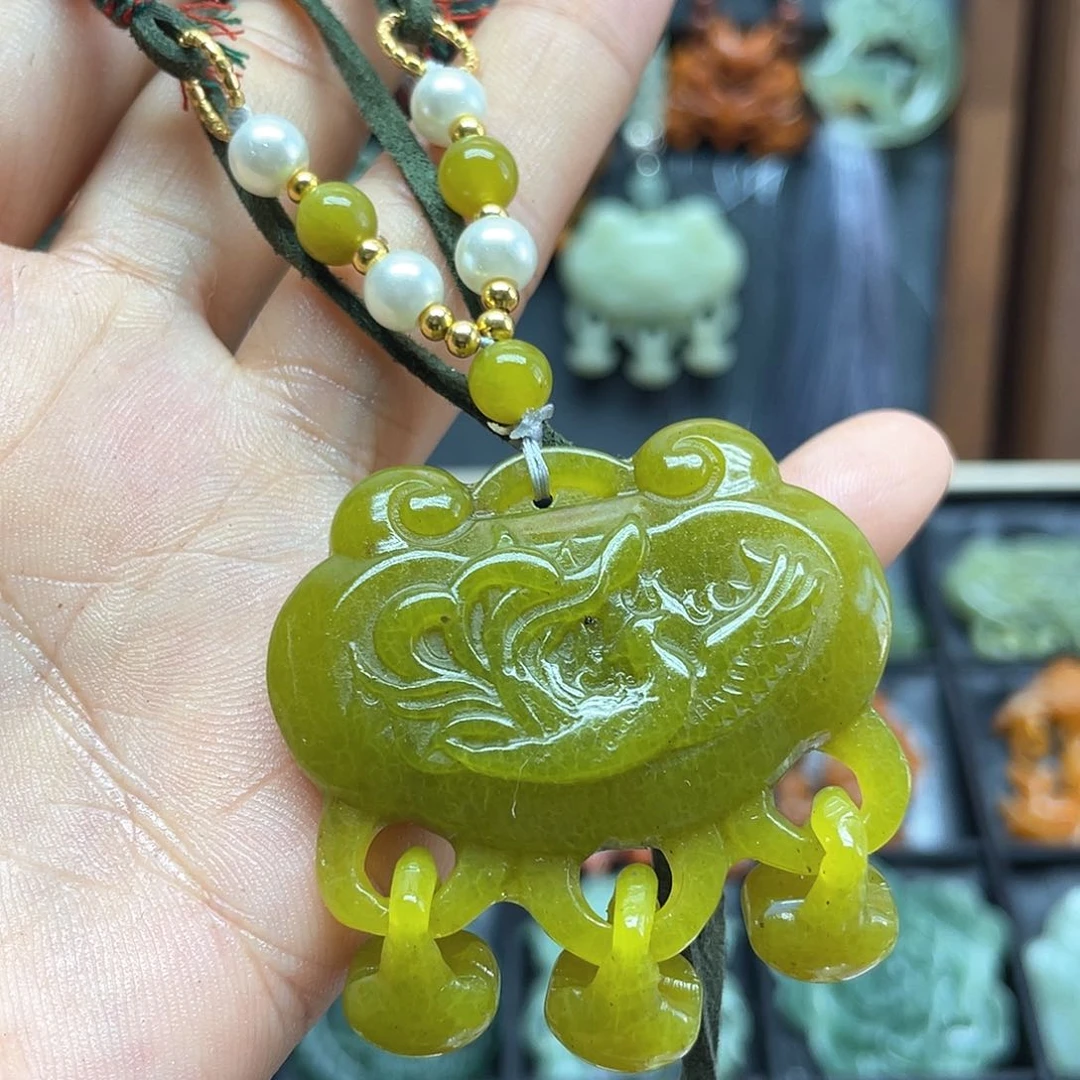 蛇纹石玉未镶嵌颈饰