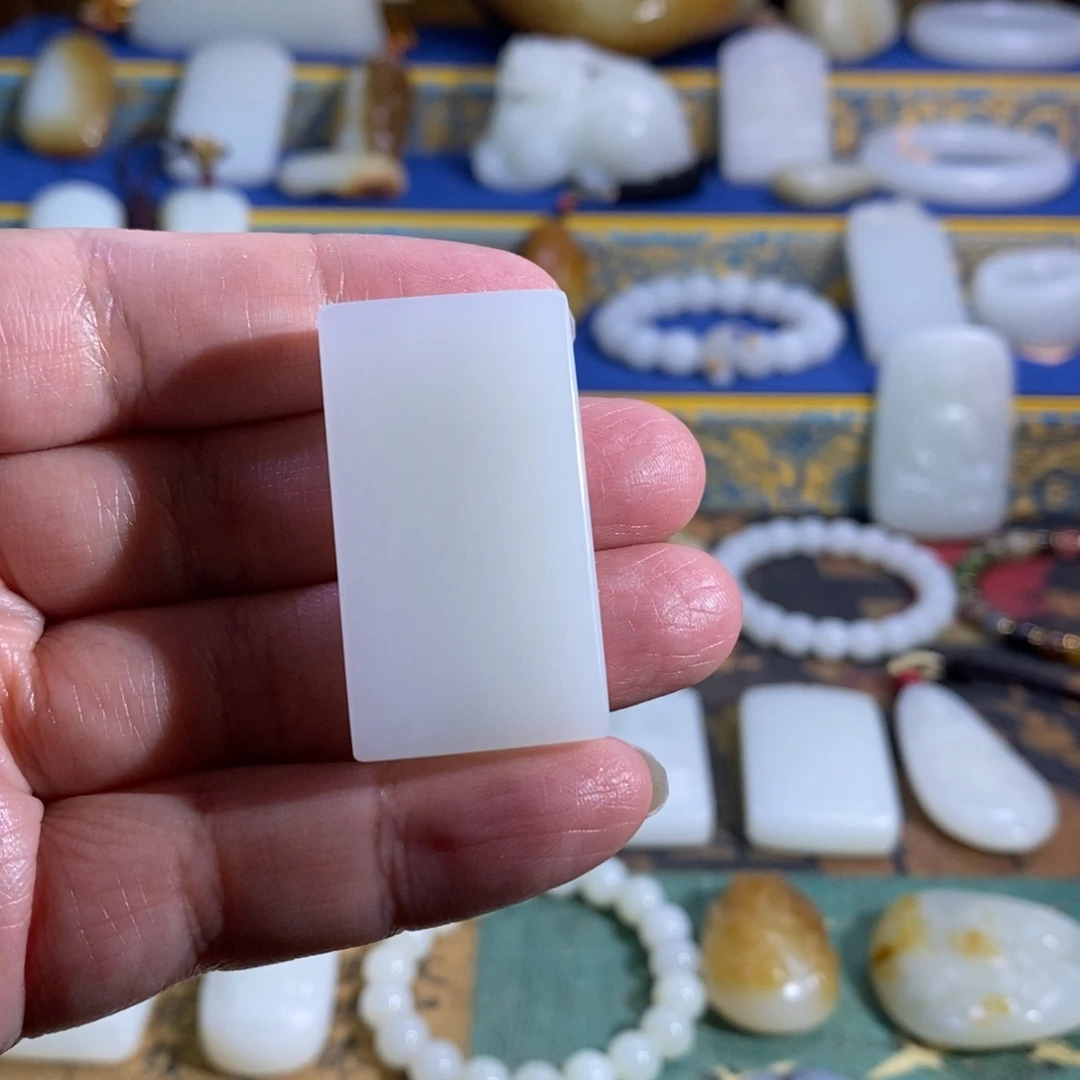 路***遥和田玉未镶嵌颈饰