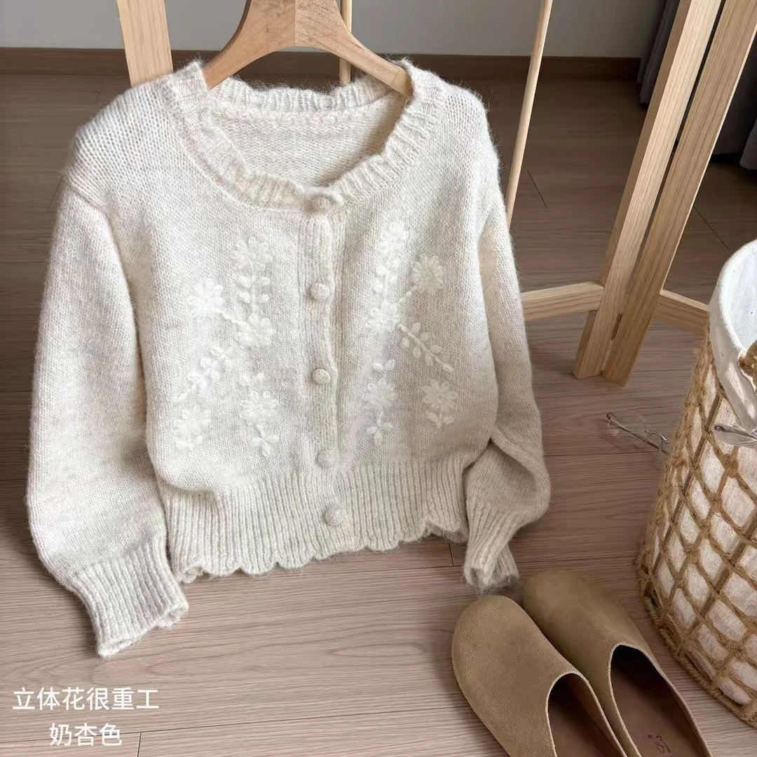 小柒家A0491-秋款立体针织花朵奶杏色毛绒针织衫上衣