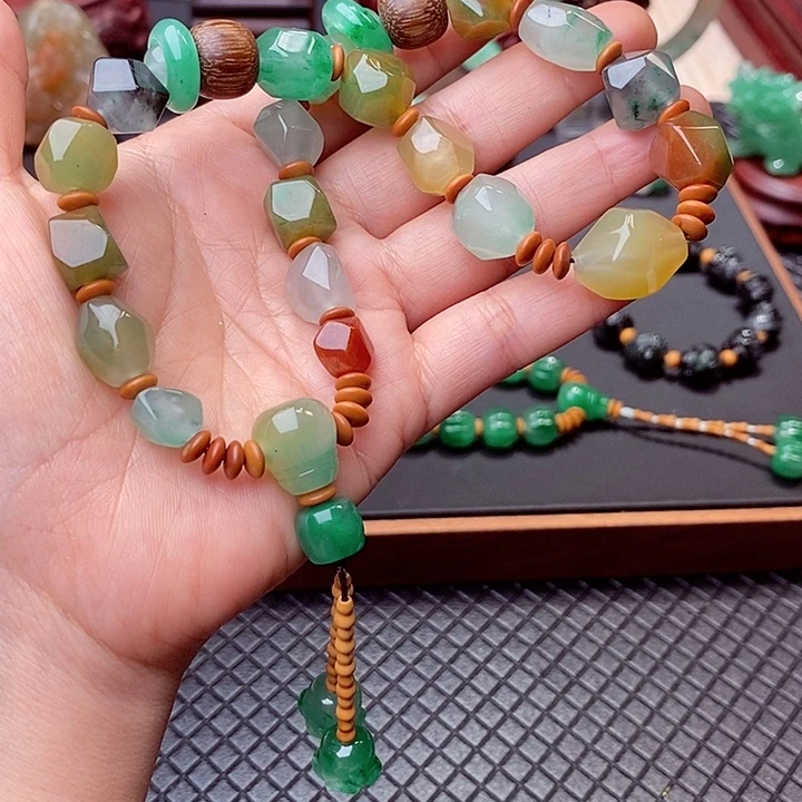 邾***戈石英质玉（非洲翠）未镶嵌串