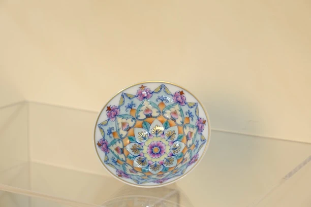 冉月观隐斗彩锦绣杯