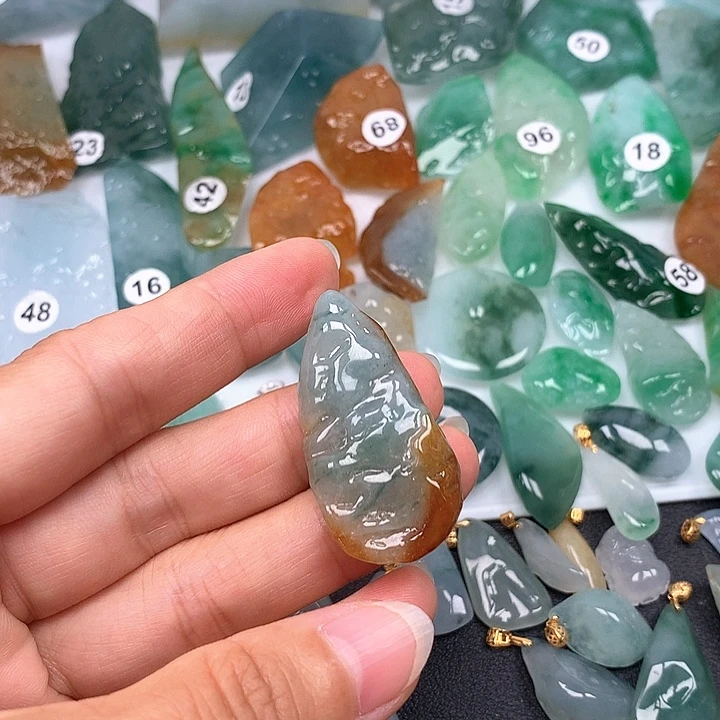 小***埃翡翠未镶嵌颈饰随型
