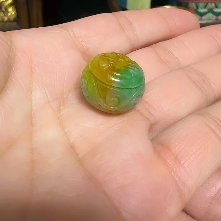 翡翠未镶嵌颈饰器物之美手工制作