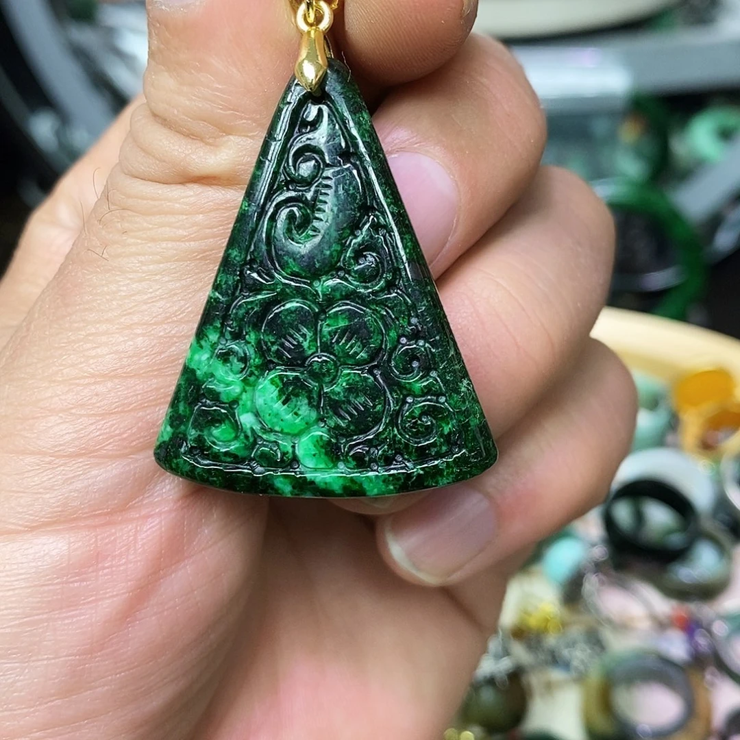 颈饰未镶嵌翡翠漂亮美眉