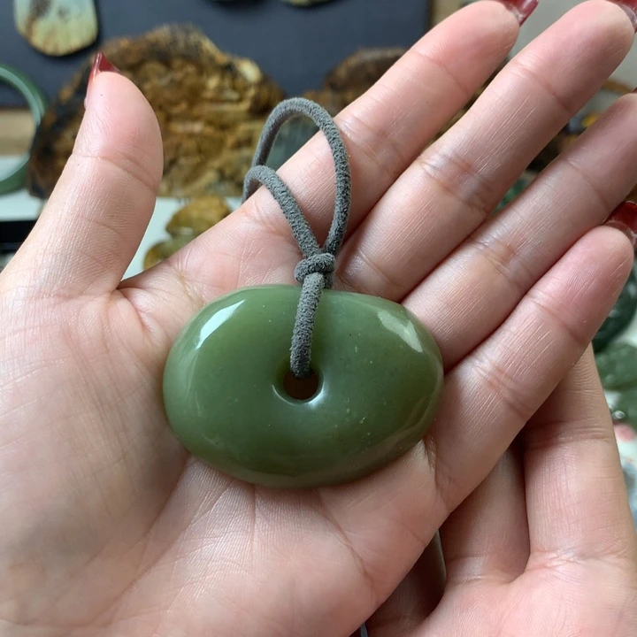 透闪石质玉挂件未镶嵌轻**月