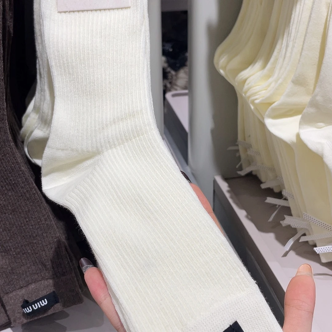 钛钢皮质米色niu袜子