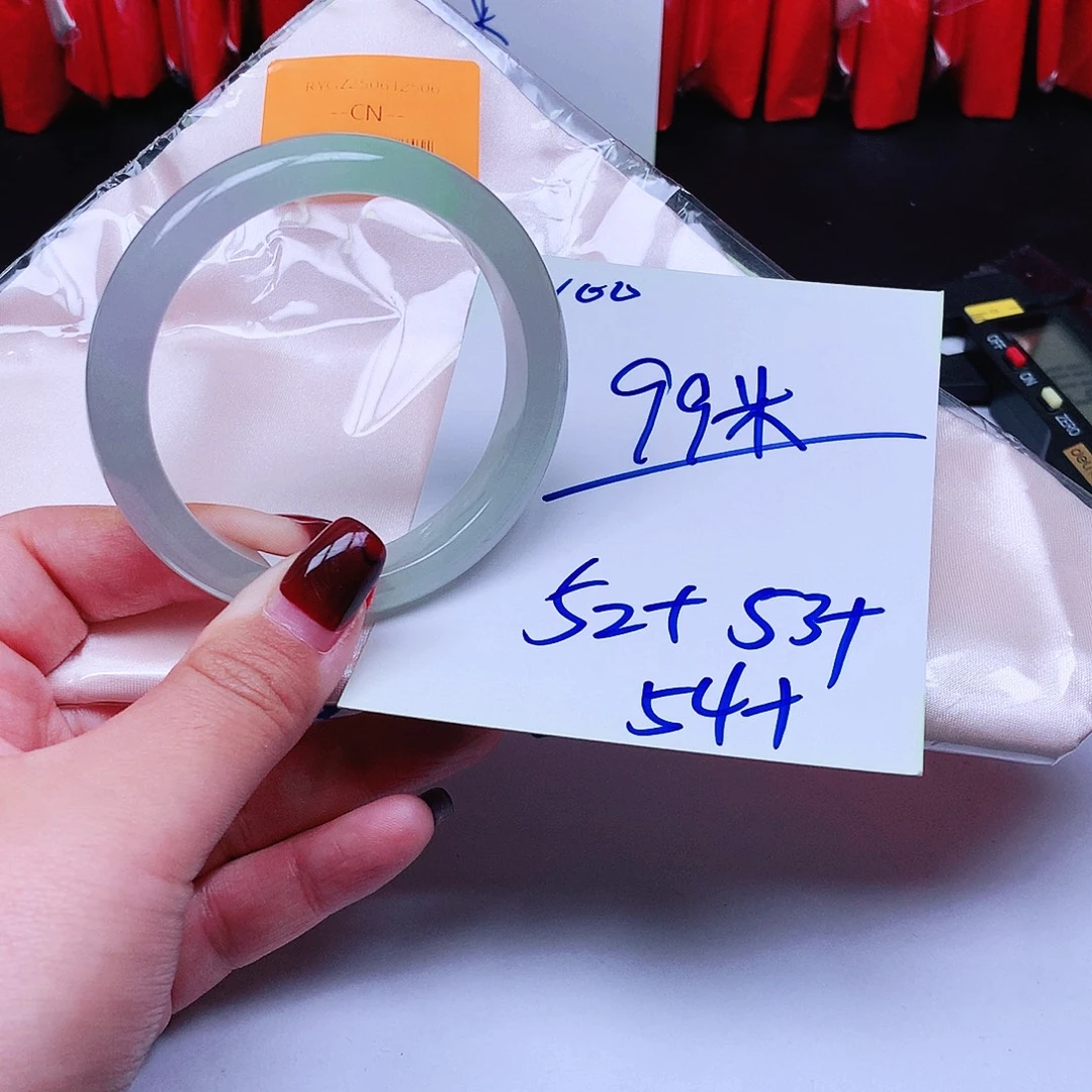 翡翠未镶嵌手镯100。