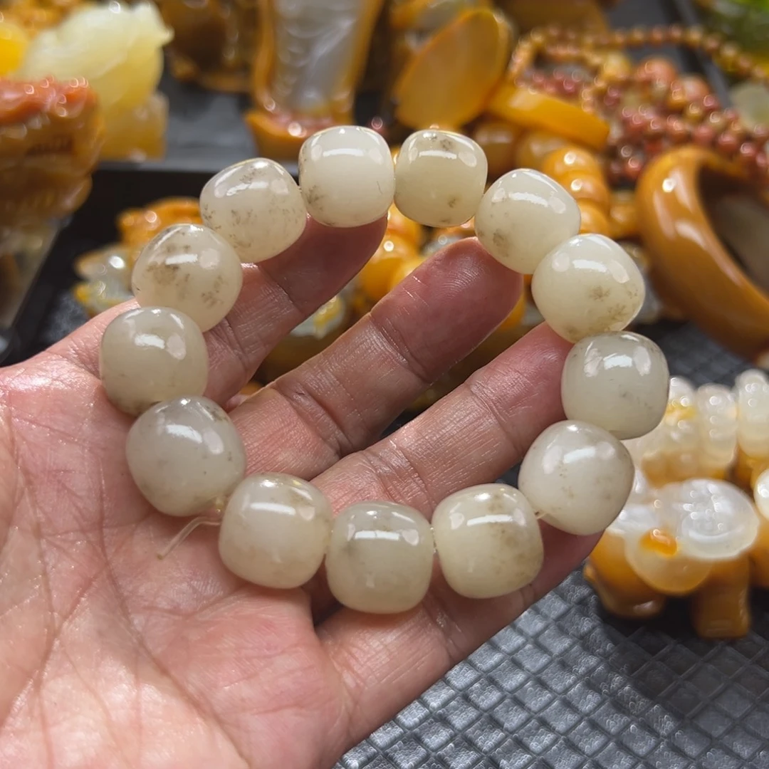 颈饰未镶嵌石英质玉