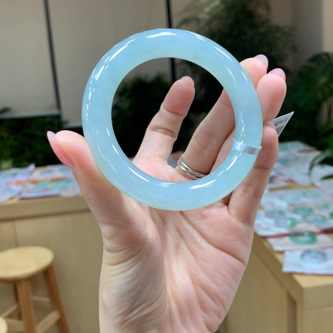 翡翠手镯未镶嵌不退不换