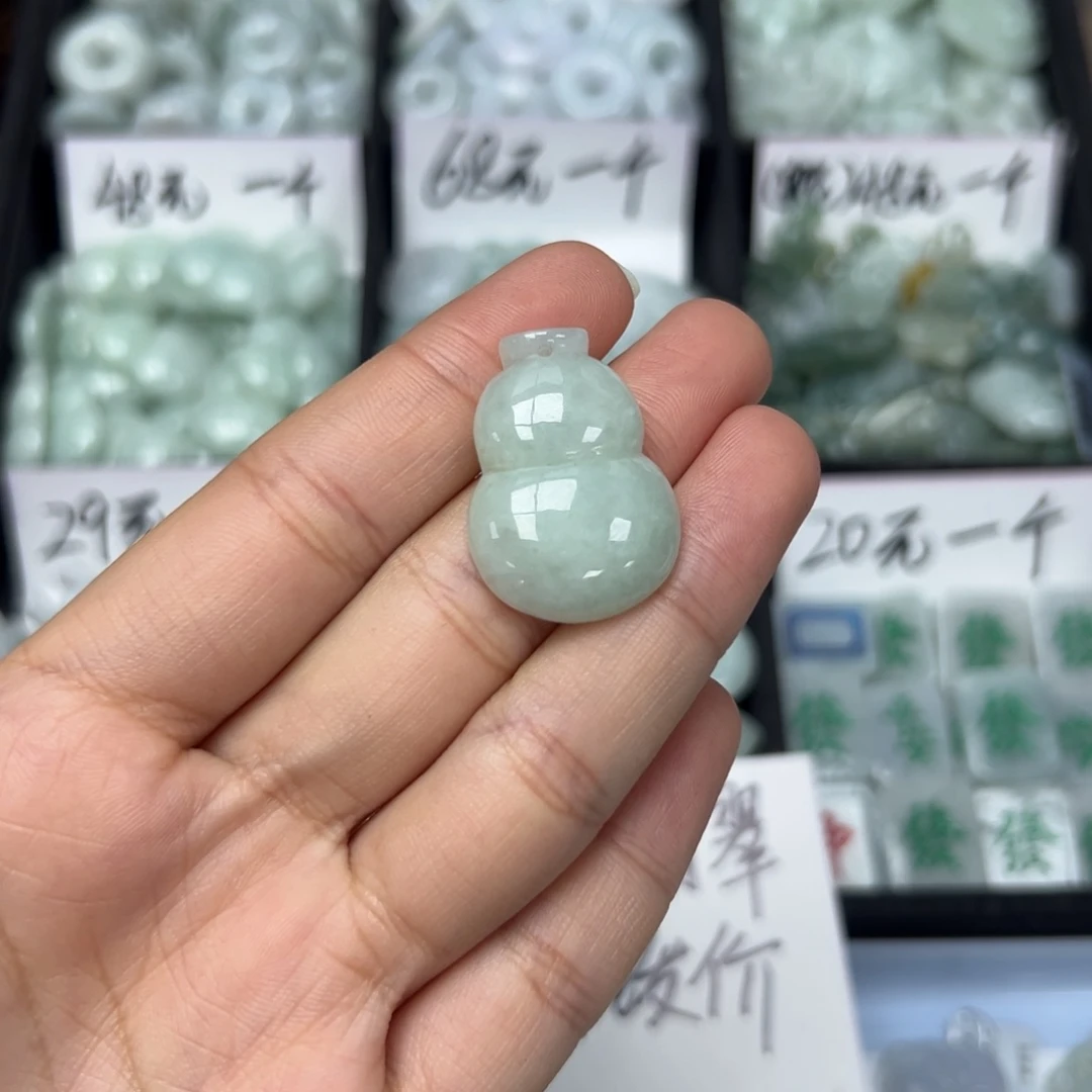 翡翠颈饰未镶嵌葫芦