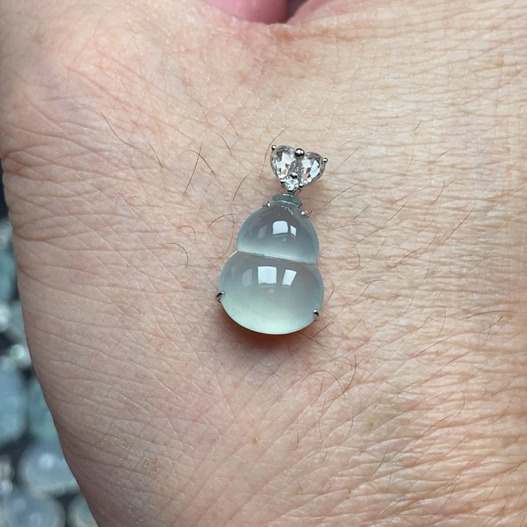 颈饰18K金镶嵌翡翠葫芦