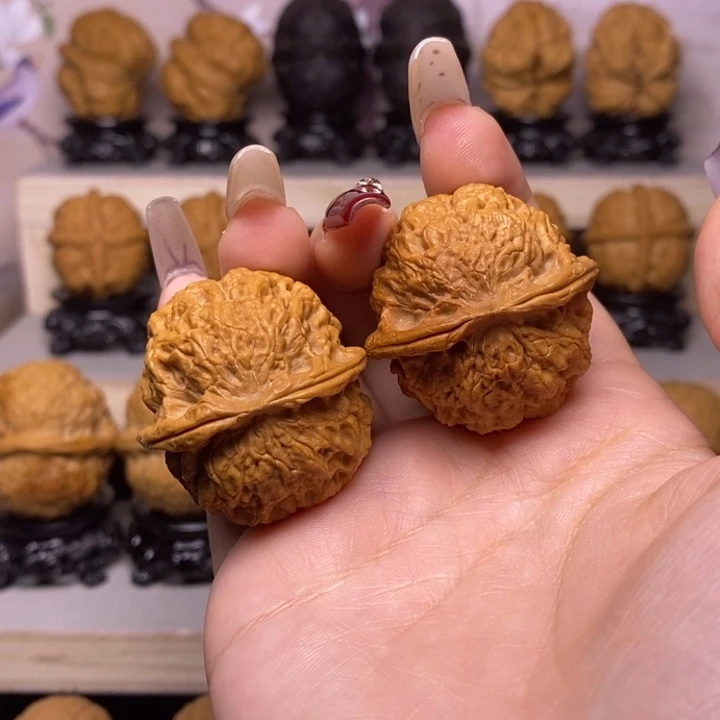 文玩核桃把件29Y—麒麟纹绣球35尺39克