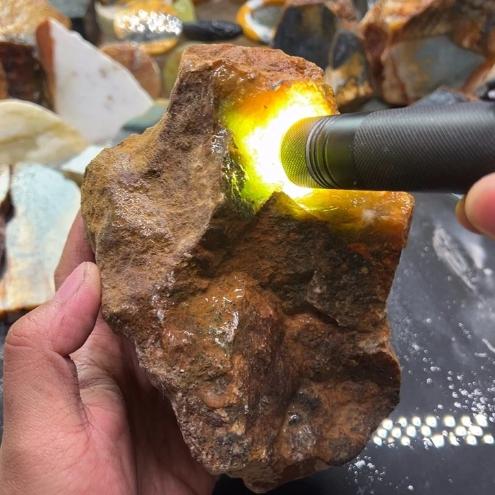 未镶嵌蛇纹石玉珠宝奇石