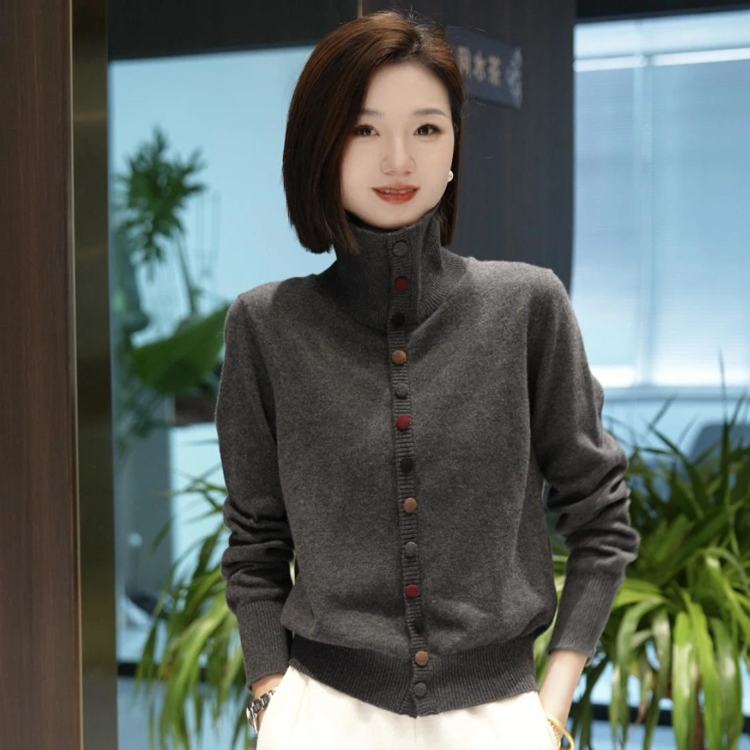 高领彩扣羊绒针织衫女秋冬时尚高端设计毛衣小衫时尚宽松百搭外套