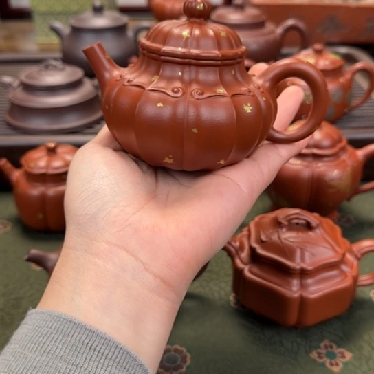 宜兴紫砂容天洒金