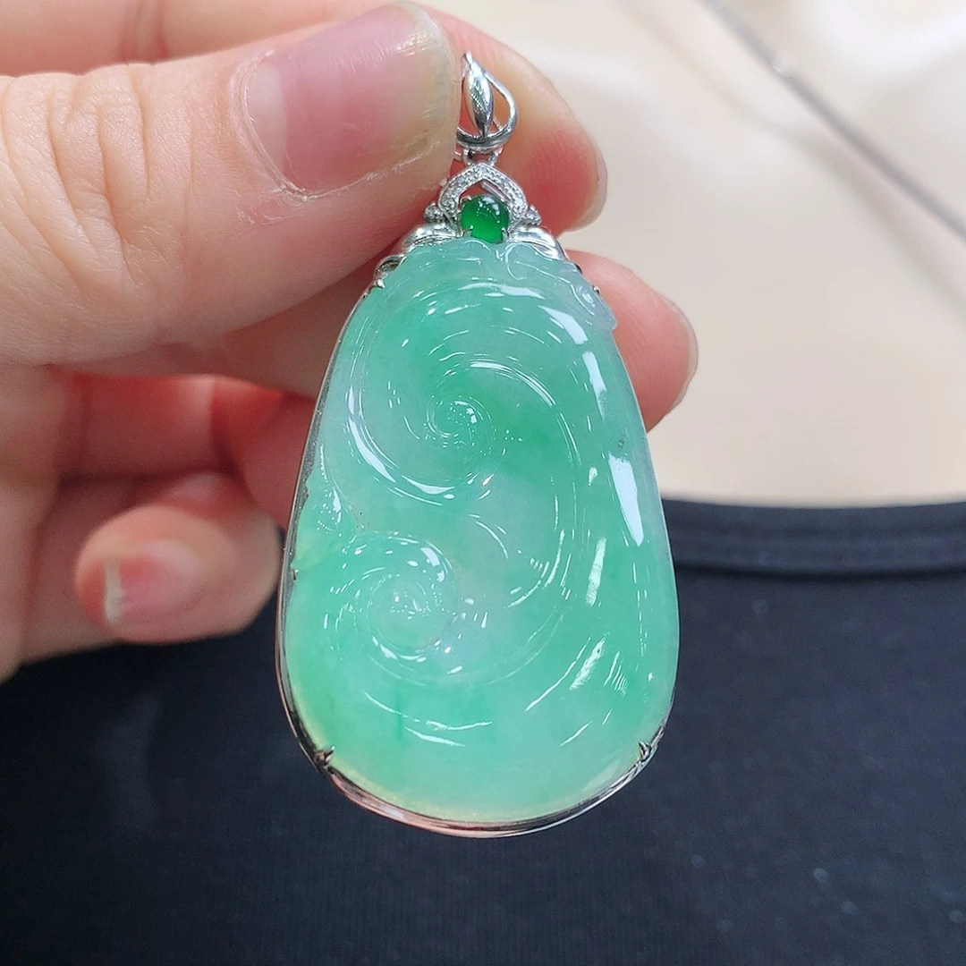 翡翠颈饰18K金镶嵌如意