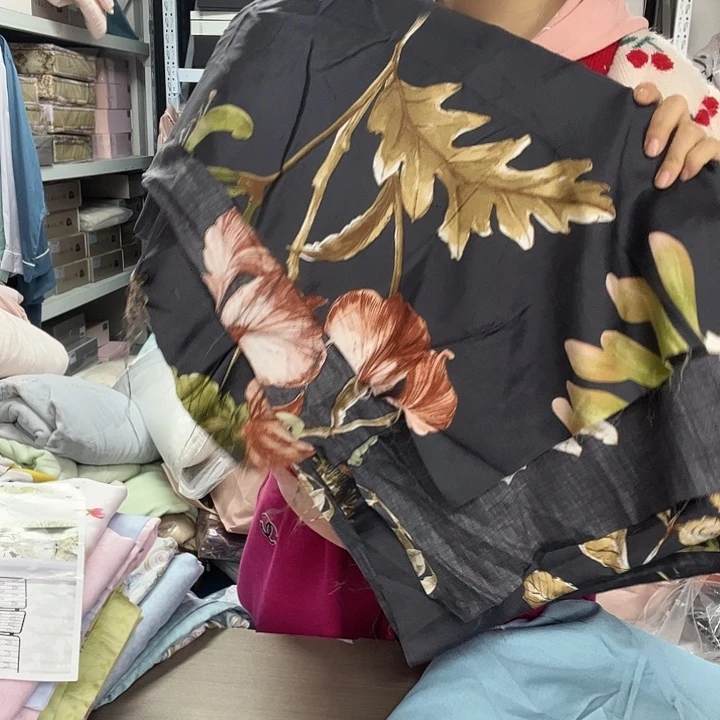 棉棉黑色天丝标准印花