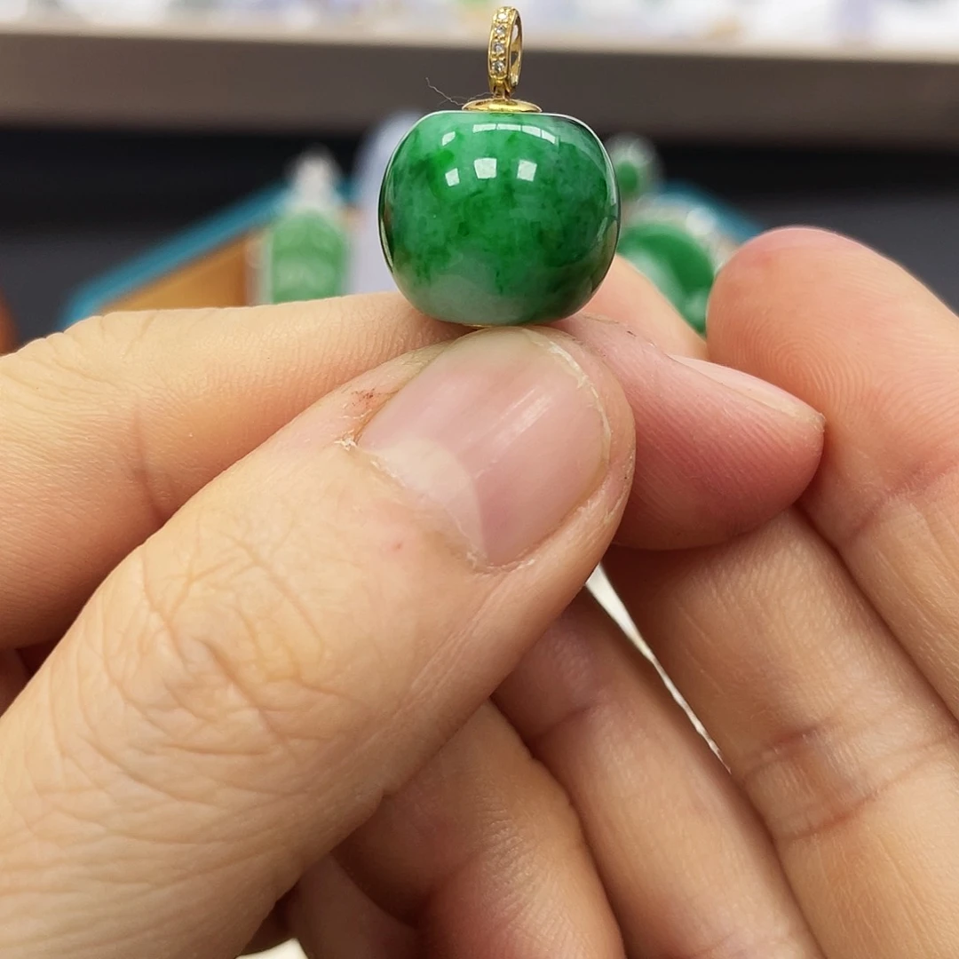 【闪购商品】颈饰18K金镶嵌翡翠