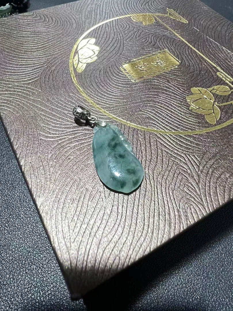 天然缅甸冰种飘蓝花翡翠福瓜吊坠
