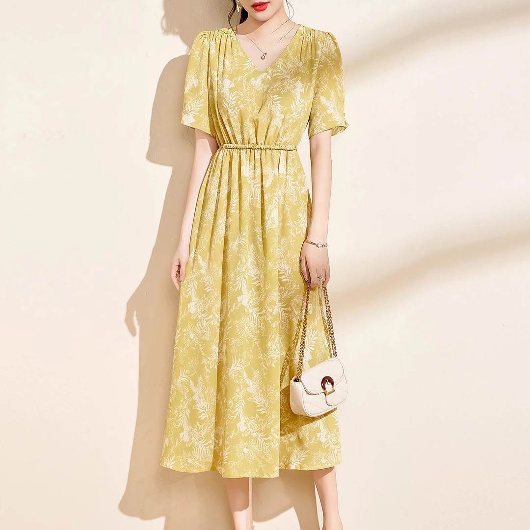 今年流行v领印花连衣裙2025新款休闲收腰显瘦百搭短袖大摆碎花裙