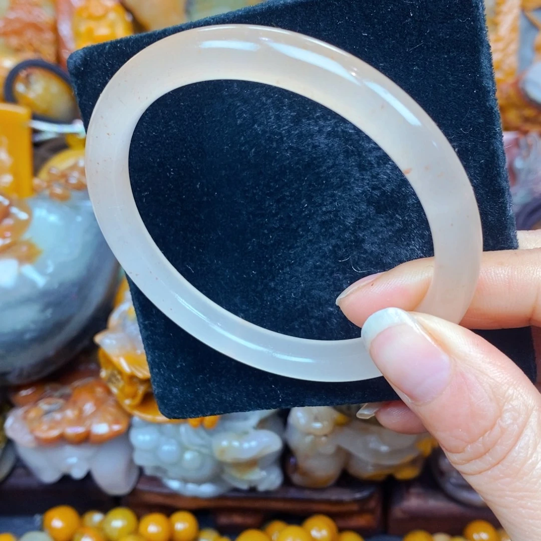 未镶嵌石英质玉（黄龙玉）颈饰