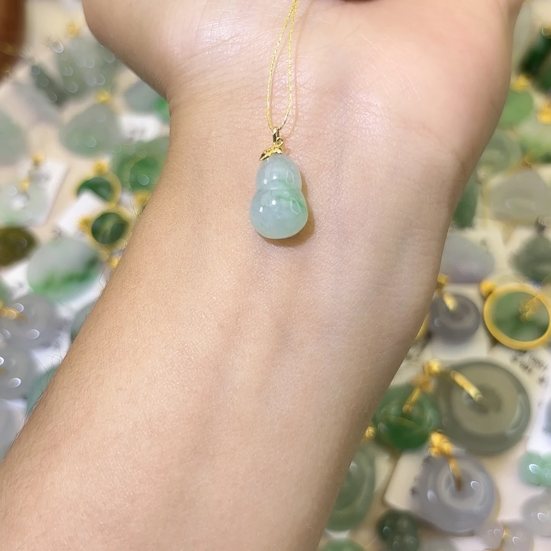 翡翠18K金镶嵌颈饰葫芦