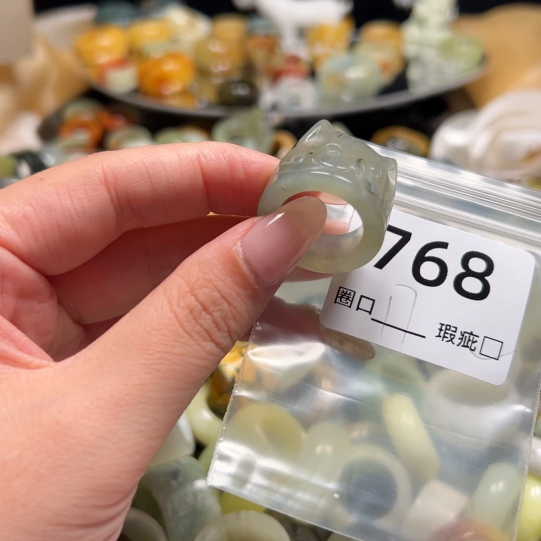 红***坨蛇纹石玉未镶嵌戒指