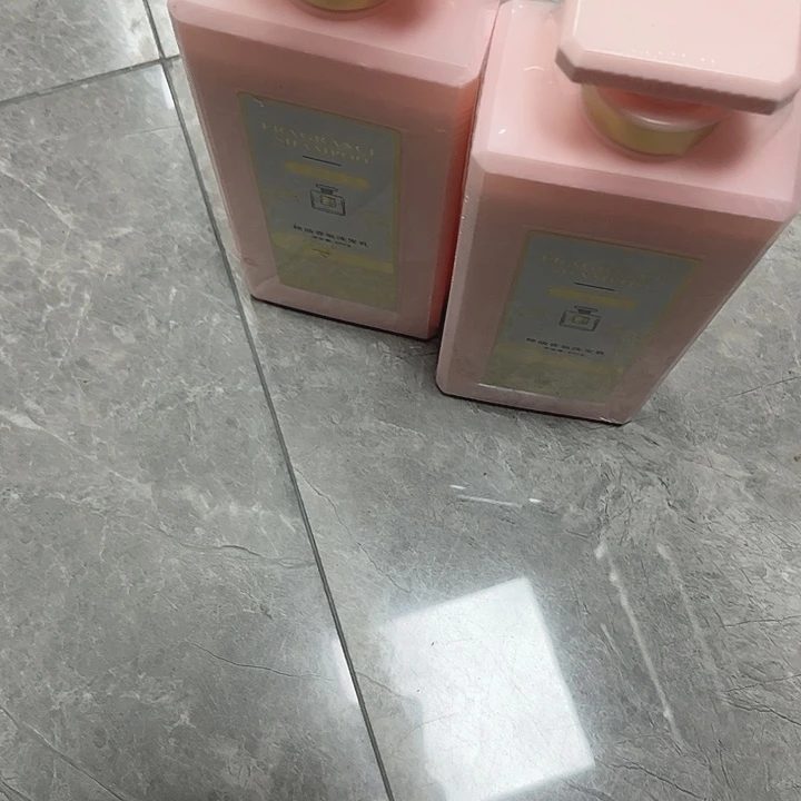 洗头发粉瓶子拍一发二。