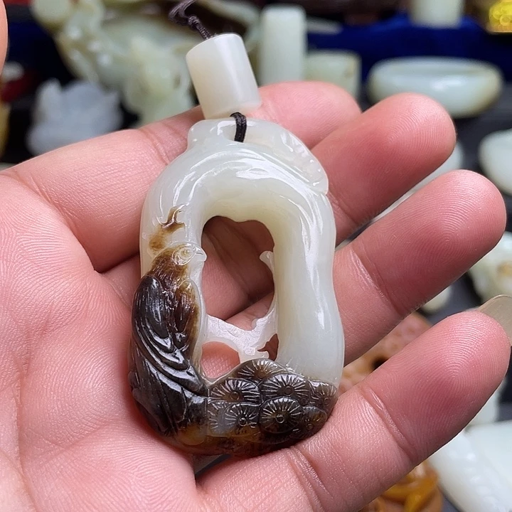 和田玉未镶嵌颈饰龙**子