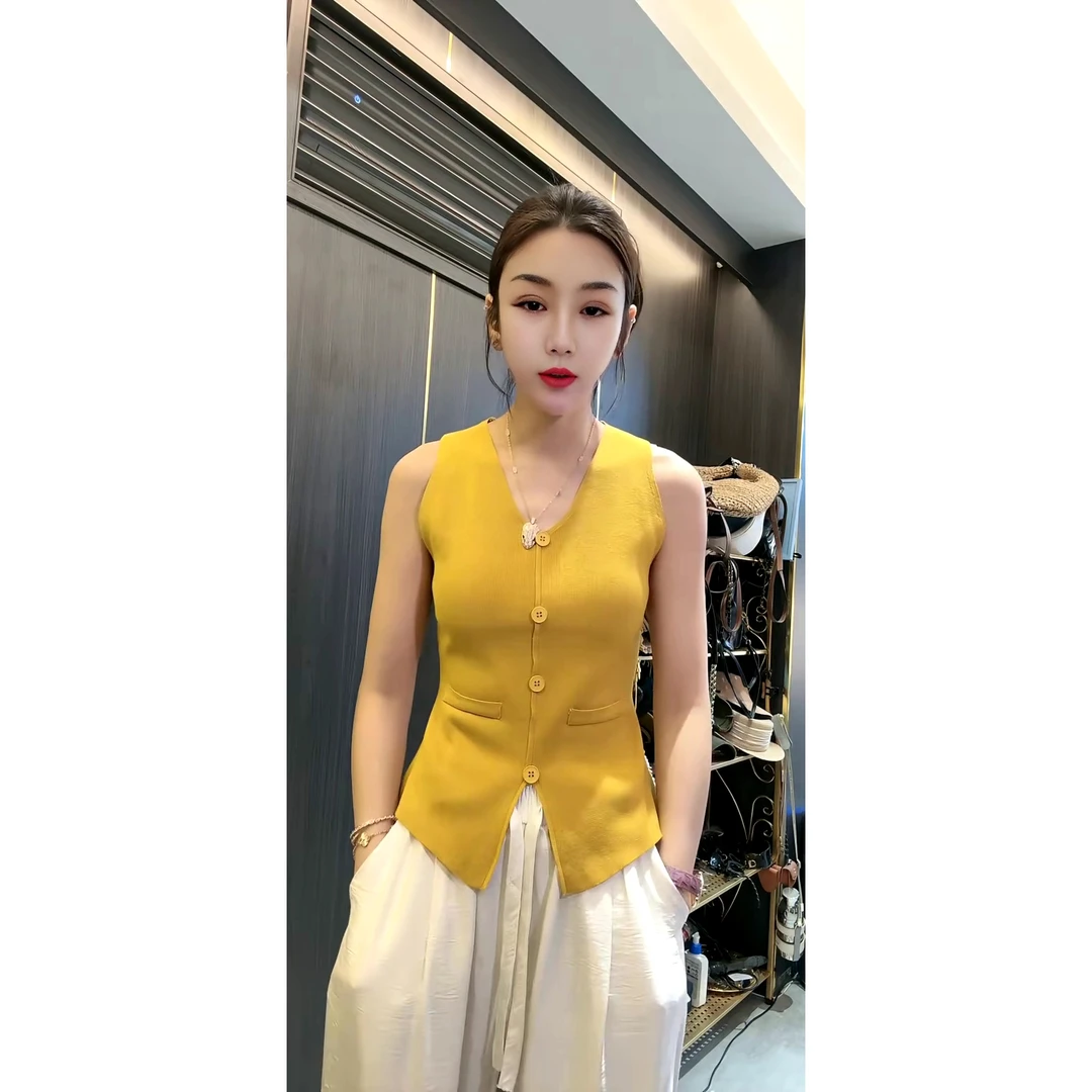 时尚设计感净版修身露腰扣子美肩针织马甲背心
