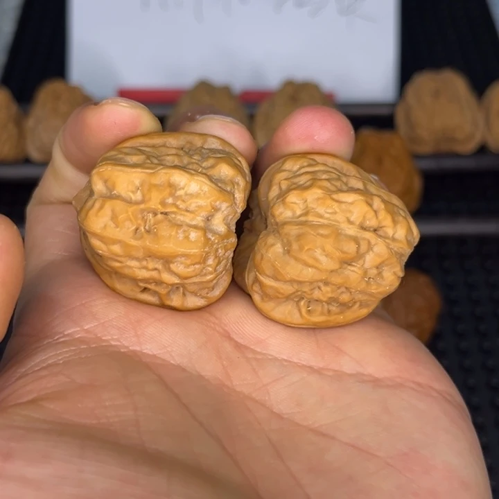 文玩核桃蛤蟆头手把件