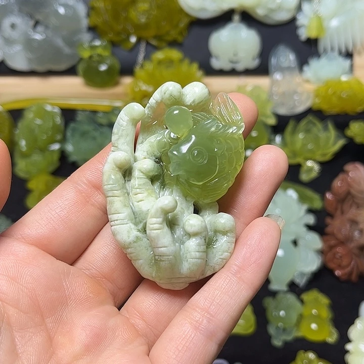 蛇纹石玉未镶嵌颈饰