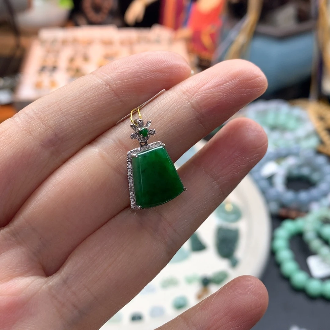 颈饰18K金镶嵌翡翠d****g