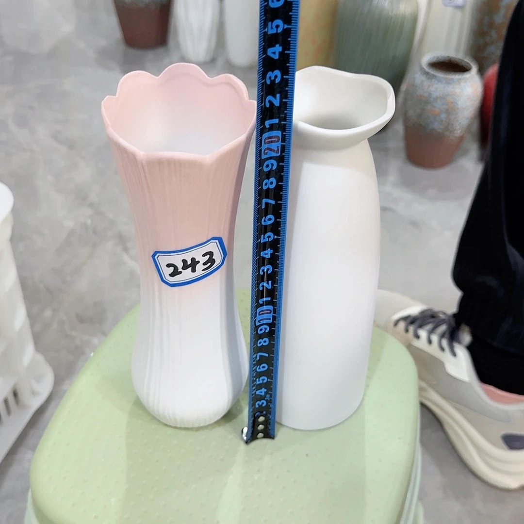 243号一对小花瓶高20厘米瑕疵