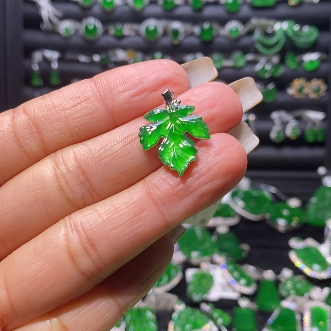 翡翠颈饰18K金镶嵌枫叶吊坠