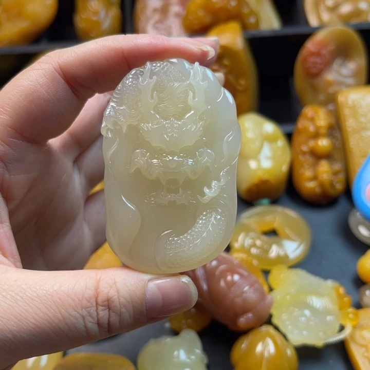 靠***谱石英质玉未镶嵌颈饰